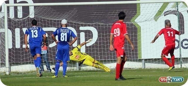 הצלת המשחק. רז הודף את הפנדל (צילום: לירן דורף)