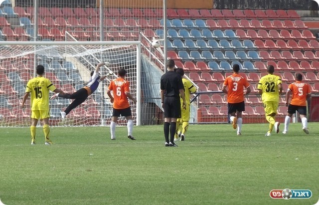 כפר שלם ניצלה מספיגה. המשקוף של אוזן (צילום: אייל אורן)