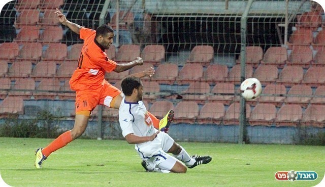 עוד מצב קורץ. חטארי מחמיץ מול קין (צילום: לירן דורף)