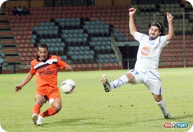 העבירה של המשחק. ברנשטיין מול אטיאס במחצית הראשונה (צילום: לירן דורף)