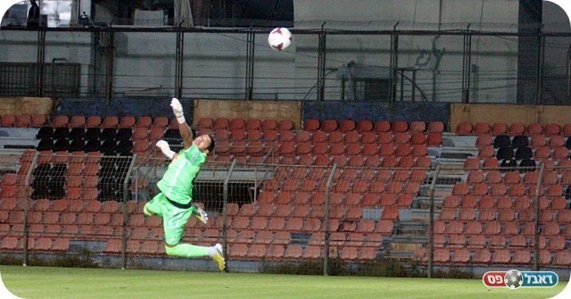 עצירה גדולה. רז הודף את הבעיטה של דננבאום (צילום: לירן דורף)