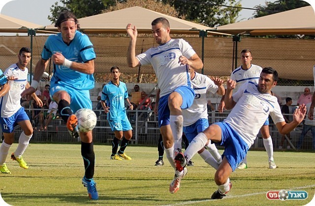 האירוע ההזוי. כהן בדרך לבעוט על הבטן של אפנג'ר (צילום: לירן דורף)