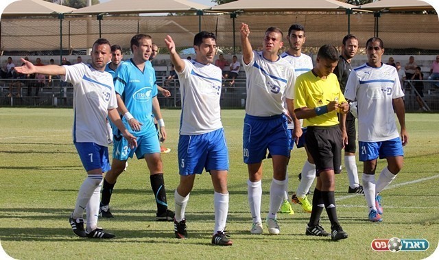 שחקני אונו משכנעים את השופט ללכת אליו (צילום: לירן דורף)