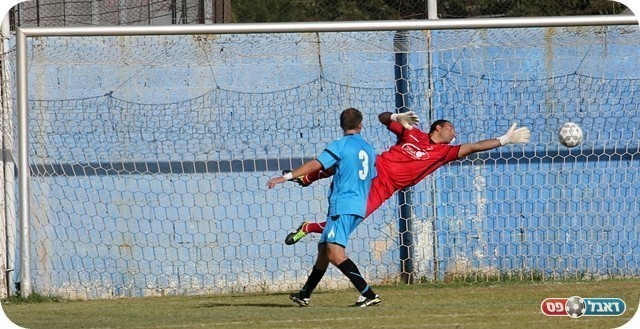 הצלת המשחק. שרון הודף את הכדור של עופרי (צילום: לירן דורף)