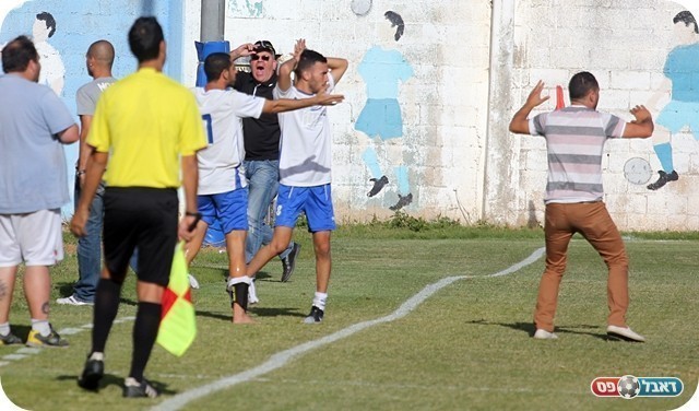 הדרמה רק החלה. הספסל של אונו זועם על פסיל השער (צילום: לירן דורף)