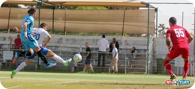 המשחק נפתח בסערה. לוז נוגע בכדור (צילום: לירן דורף)