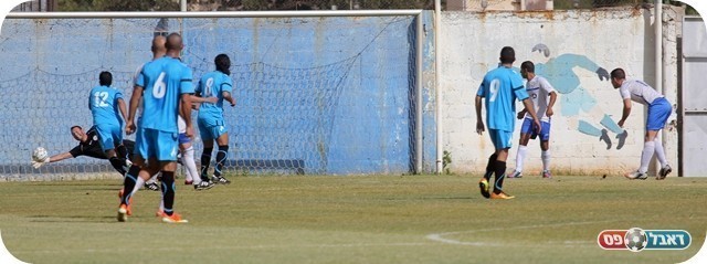 מצב ראשון לגבעה. אסל מלטף את הכדור של השחר (צילום: לירן דורף)