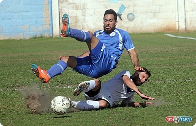 משחק מאוד פיזי. קוליה מקצץ את שטח (לירן דורף)