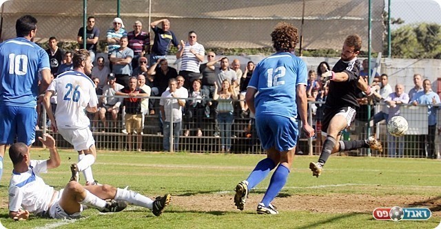 ישראל עט על הריבאונד ומחמיץ שער בטוח (לירן דורף)