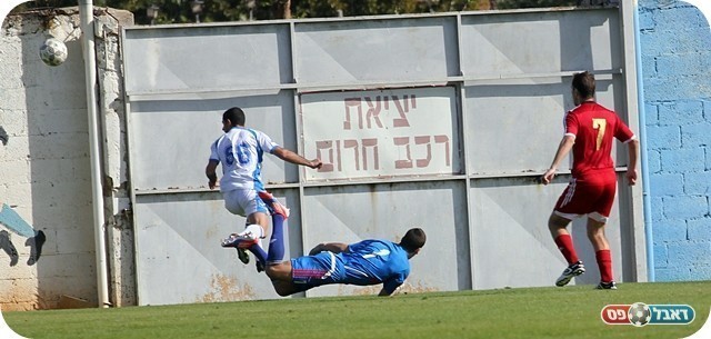 ניצל טעות לא אופיינית. זרביב מקים את ילון (צילום: לירן דורף)