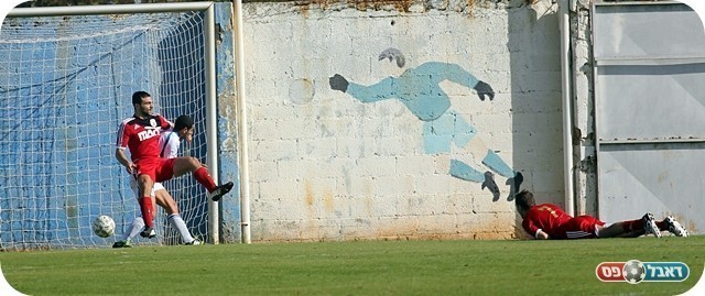 דוחק פנימה מול זיסקין (צילום: לירן דורף)