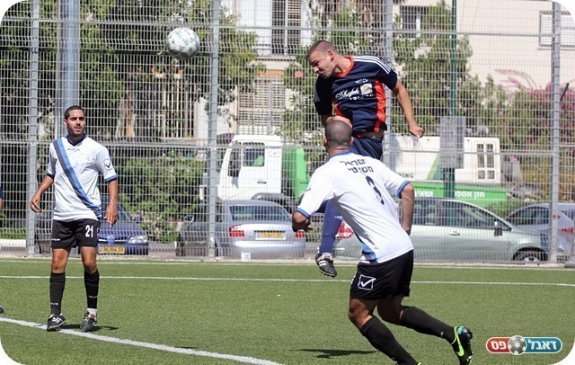 המצב המסוכן הראשון. לוי נוגח לחוץ (צילום: לירן דורף)