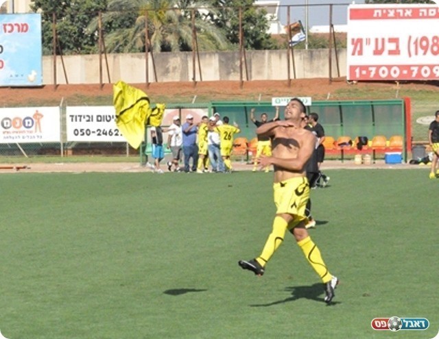 וחוגג את השער (חאדר אניס)