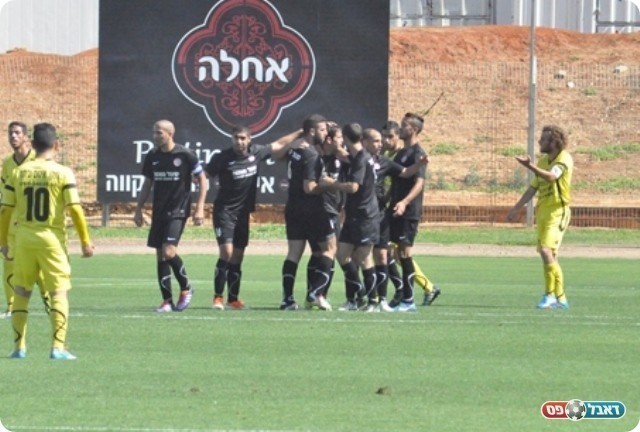 השער נפל מן העבר השני. חוגגים את הראשון של סגל (חאדר אניס)