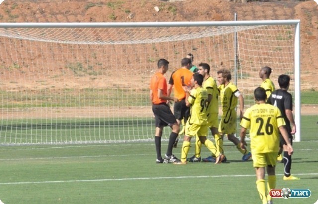 מנסים לשנות את רוע הגזירה. שחקני כפ"ס מתווכחים (חאדר אניס)