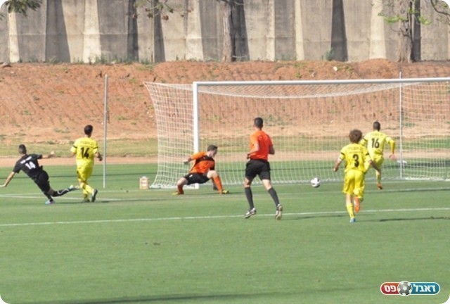 נגיעה ראשונה בכדור. ויצמן מחטיא (חאדר אניס)