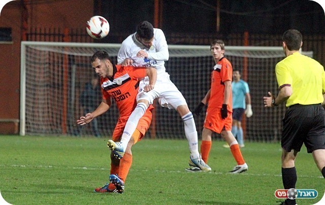 הכפר הגיעה למשחק. תנעמי מעל קמחזי (צילום: לירן דורף)