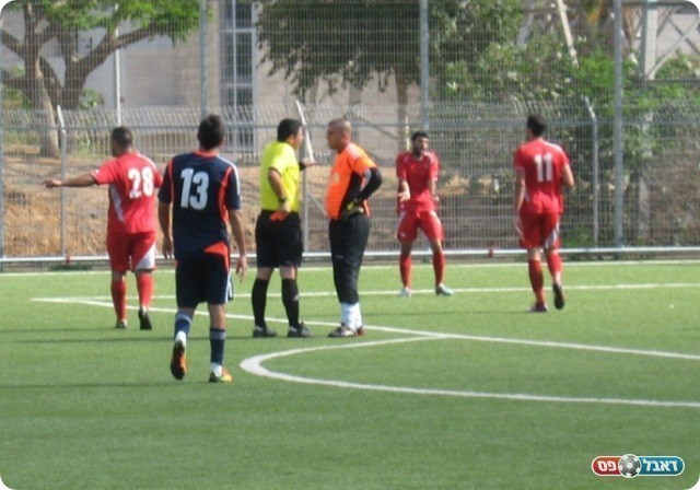 רגע מכונן נוסף. האדום לאוחנה (צילום: אלי שמואלי)