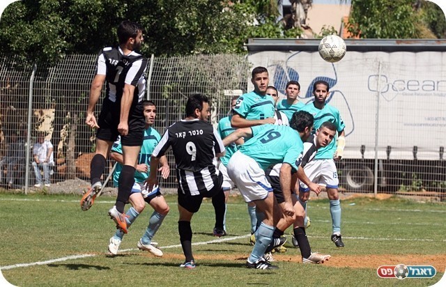 פתיחה טובה מאד. משען מנסה לכבוש עם החזה (צילום: לירן דורף)