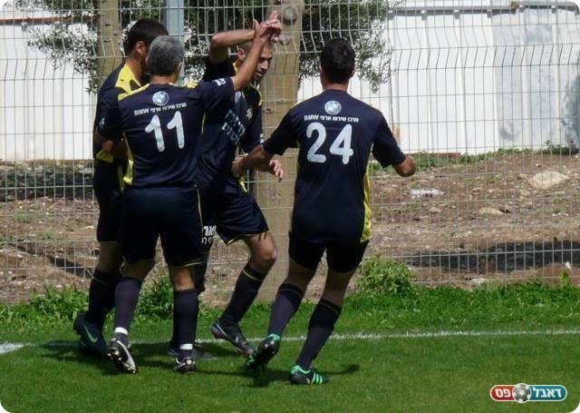 שמרה על הפסגה. רו"ח חוגגת עם בורוכוב את השני (צילום: אלי שמואלי)