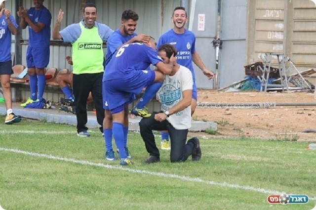 אדם לם מקבל כבוד מהמאמן שלו אחרי השלישי (שלומי גבאי)