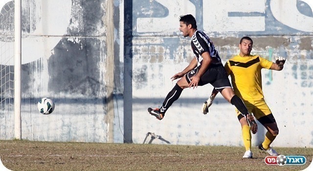 לא היה פנדל. אוחיון מכשיל את אלקיים מחוץ לרחבה (צילום: לירן דורף)