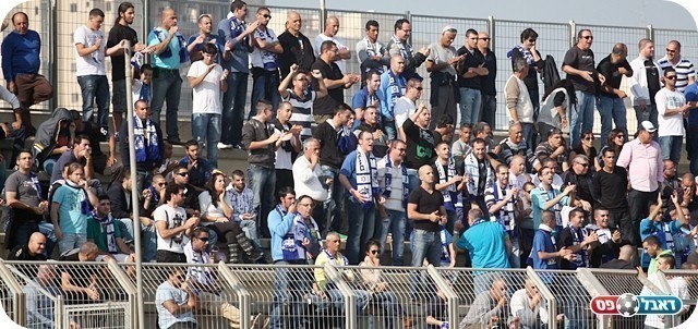 הקהל מאד משפיע. אוהדי שעריים (צילום: לירן דורף)