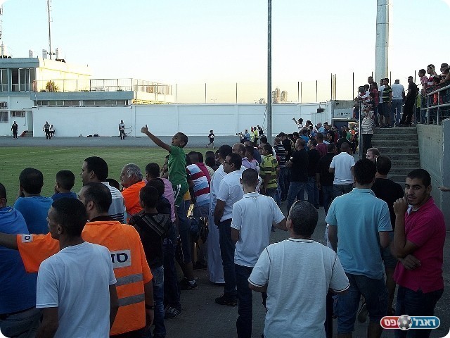 אווירה של כדורגל. אוהדי לוד במתח (צילום: אייל אורן)