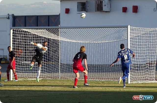 הזדמנות אדירה ללוד. הכדור מעל השער של זיאת (צילום: אייל אורן)
