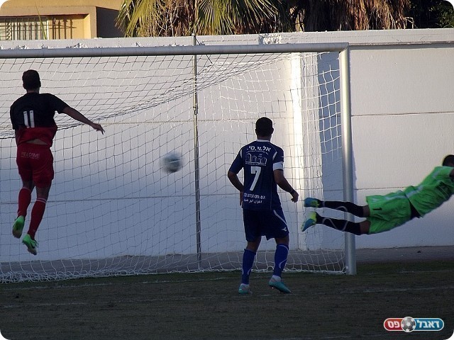 לוד נענשה. הכדור של אבו ברשת (צילום: אייל אורן)