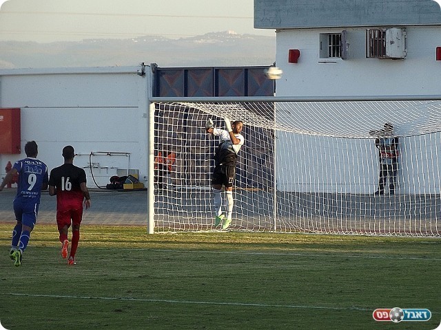 המחצית השנייה נפתחה בסערה. לוד לוחצת (צילום: אייל אורן)