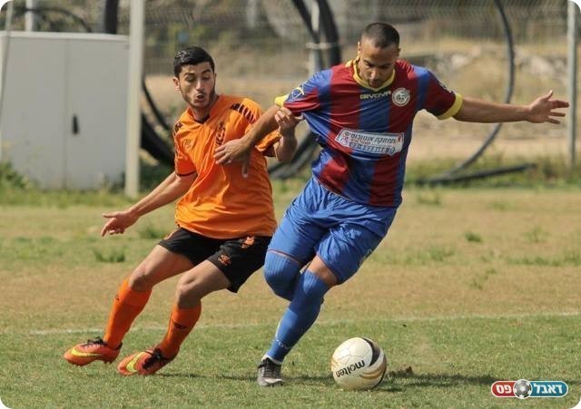 כדור לקורה. מחפוד מנסה לגנוב כדור מאלון לוי (קובי רוזן)