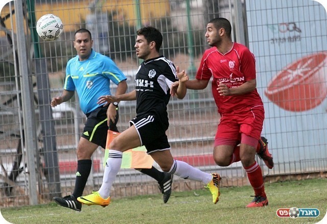 המשחק התחמם. אלעובדה וגיא לוי (צילום: לירן דורף)