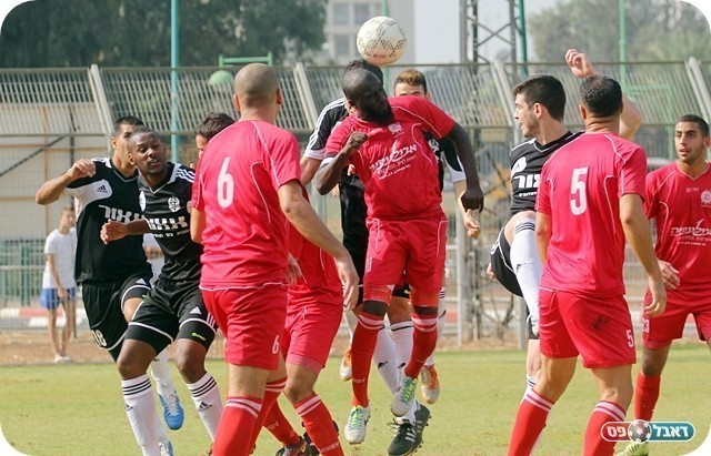 שרשרת של איבודי כדור. ערבוביה אופיינית במשחק (צילום: לירן דורף)