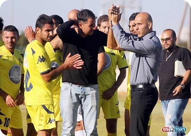 בדרך הנכונה. אביטן ושחקניו חוגגים ניצחון (צילום: לירן דורף)