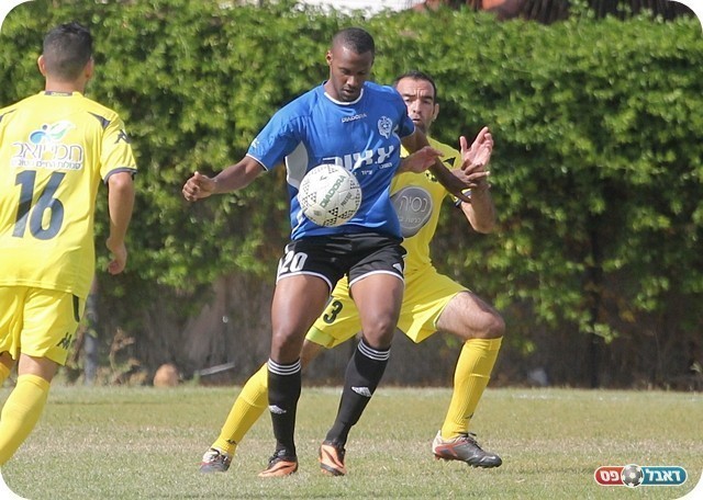 הופעת בכורה. דגו (בכחול) ופונטרומולי (צילום: לירן דורף) 