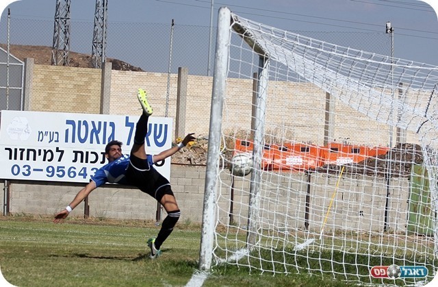 מועלם מנסה להרחיק (צילום: לירן דורף)