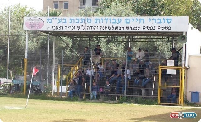 יציע הכבוד במחנה יהודה (אור בוקר)