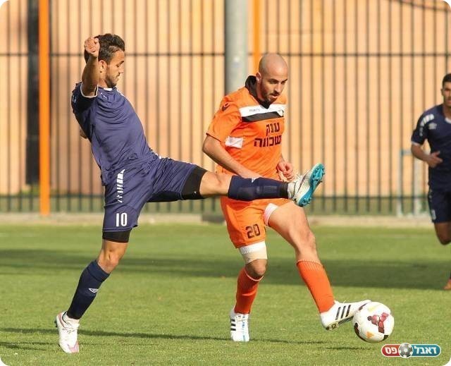 גישושים. סימנה מנסה לעצור את חן לוי (קובי רוזן)