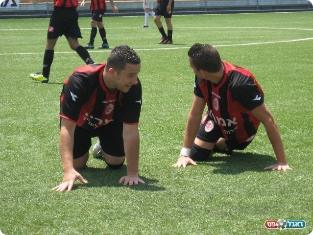 הקדיש את השער לחברה. צפדיה בחגיגה מיוחדת (צילום: אלי שמואלי)