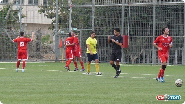 המשחק הוכרע. חוגגים את השני (צילום: אלי שמואלי)