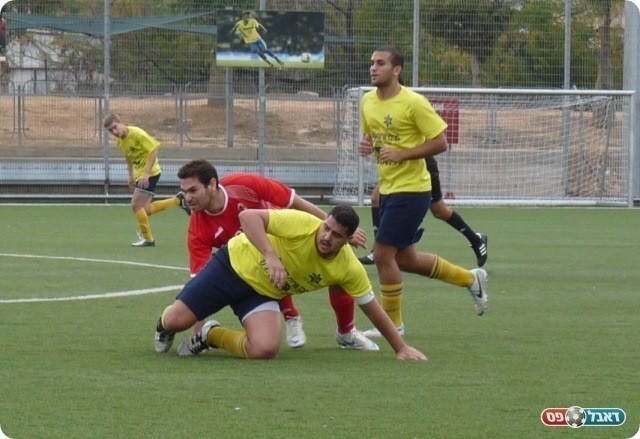 פרדס כץ ניסתה. חזי זדה נבלם ע"י יוני כדורי (צילום: אלי שמואלי)