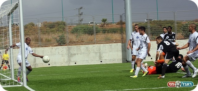 השער לא נחשב. ועקנין כובש (צילום: לירן דורף)