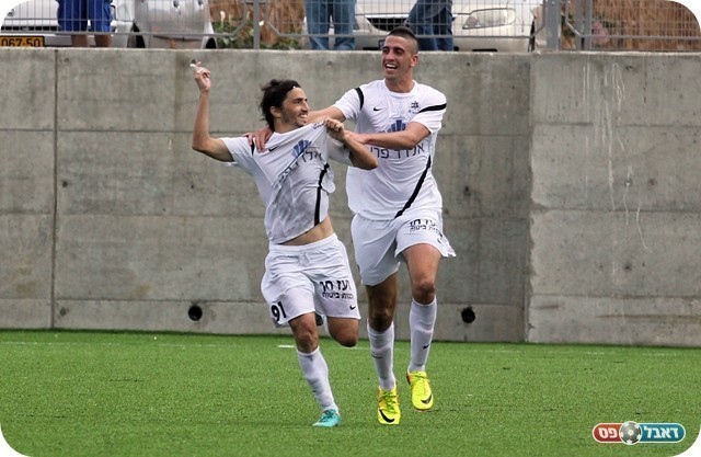 וחוגג עם אזולאי (צילום: לירן דורף)