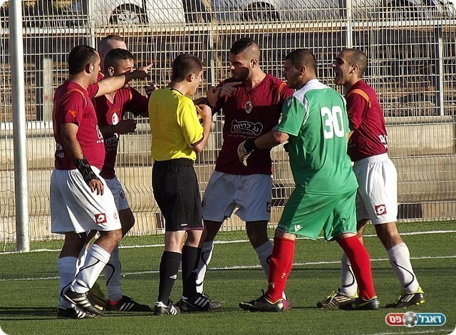 פנדל מוצדק. שחקני מחניים מנסים לשנות את רוע הגזירה (צילום: אייל אורן)