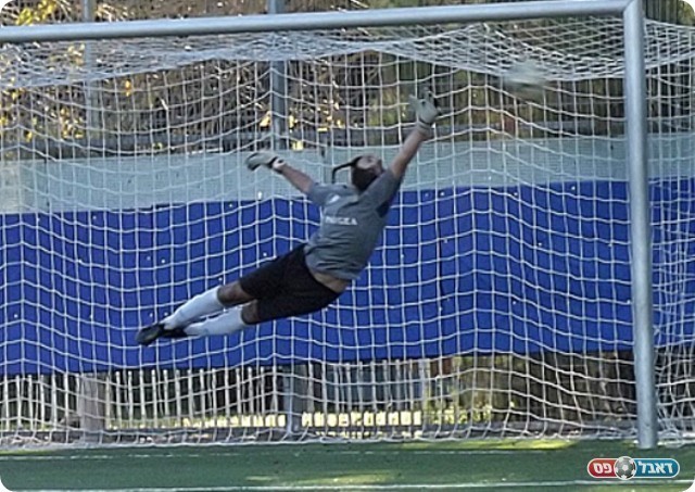 גם מחניים ניסתה. אבי כהן מתעופף (צילום: אייל אורן)