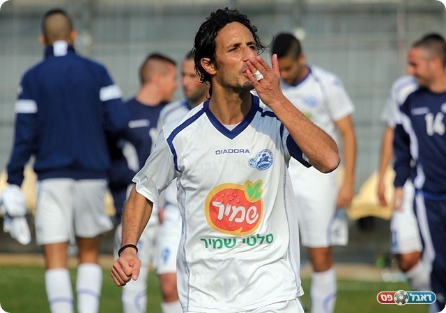 סולי צמח המצטיין במגרש מפריח נשיקה לאוהדים(לירן דורף)