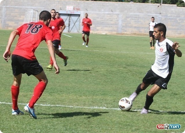 היה פעלתן. עמאש (מימין) במשחק הקודם בין הקבוצות (שלומי גבאי)