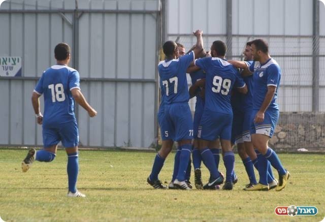 שער מפתיע. חוגגים את הראשון (צילום: מיכאל פישנזון)