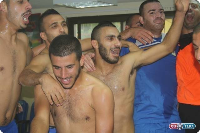 רוצים קבוצה מליגת העל. שחקני מעלות בסיום (צילום: מיכאל פישנזון)